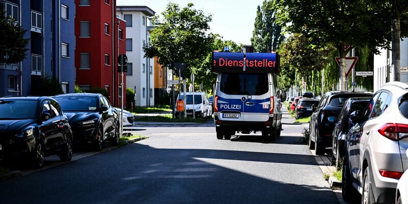 Ein Lautsprecherwagen fährt durch ein Wohngebiet in Adlershof im Bezirk Treptow-Köpenick. - Foto: Britta Pedersen/dpa
