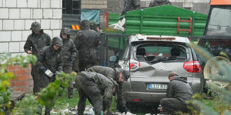 Trümmer werden vom zerstörten Dach eines Hauses geräumt. (Archivbild) - Foto: Czarek Sokolowski/AP/dpa