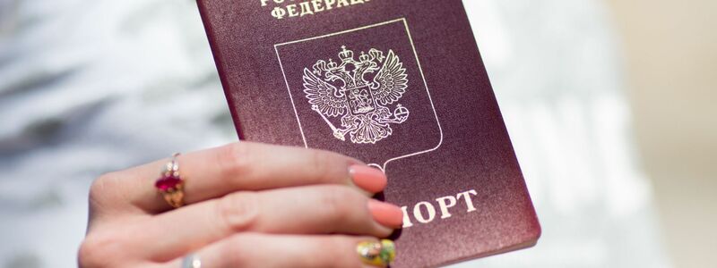 Der Umgang mit Visaanträgen von russischen Staatsbürgern ist innerhalb der EU sehr unterschiedlich. Lettland etwa hat die Vergabe von Visa und Aufenthaltsgenehmigungen an Russen weitgehend ausgesetzt. (Archivbild) - Foto: Kay Nietfeld/dpa