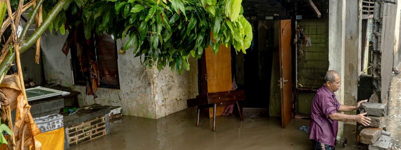 Viele Häuser standen nach tagelangen Regenfällen unter Wasser. - Foto: Dicky Bisinglasi/XinHua/dpa