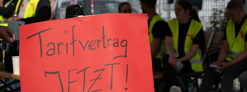 Demonstration für einen Tarifvertrag, hier bei einem Dönerspieß-Hersteller (Archivbild).  - Foto: Markus Lenhardt/dpa