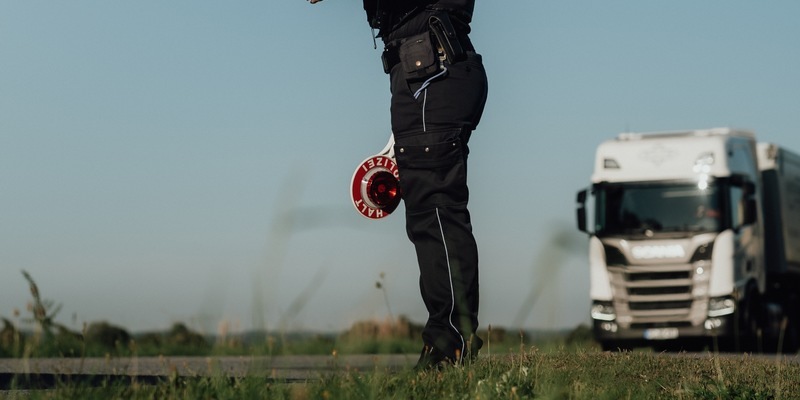 POL-HRO: Schwerpunktkontrolle der Polizeiinspektion Güstrow auf B 105 zur Bekämpfung schwerer Verkehrsunfälle - Foto: presseportal.de