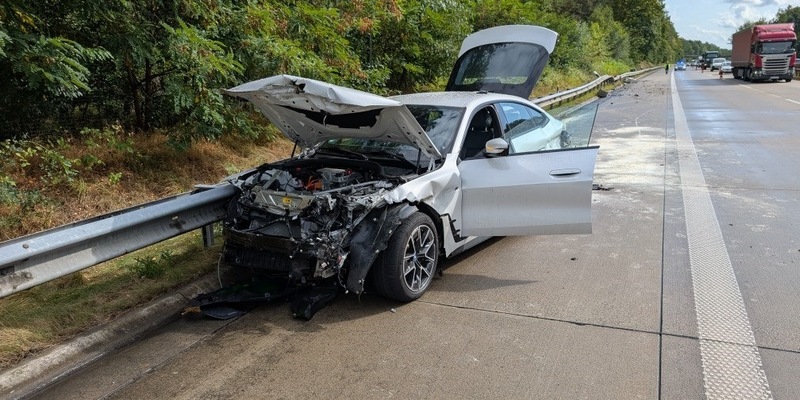 POL-CUX: Bei Starkregen viel zu schnell unterwegs - Verkehrsunfall mit hohem Sachschaden (Foto im Anhang) ++++ Verkehrsunfall zwischen Pkw und E-Scooter - Foto: presseportal.de