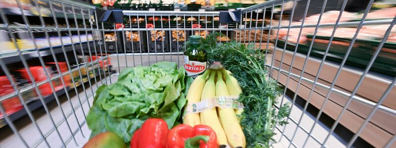 Obst teurer - Gemüse günstiger: Für Nahrungsmittel mussten die Menschen hierzulande nach Berechnungen des Statistischen Bundesamtes im August 2,5 Prozent mehr zahlen als ein Jahr zuvor. (Archivbild) - Foto: Bernd Weißbrod/dpa