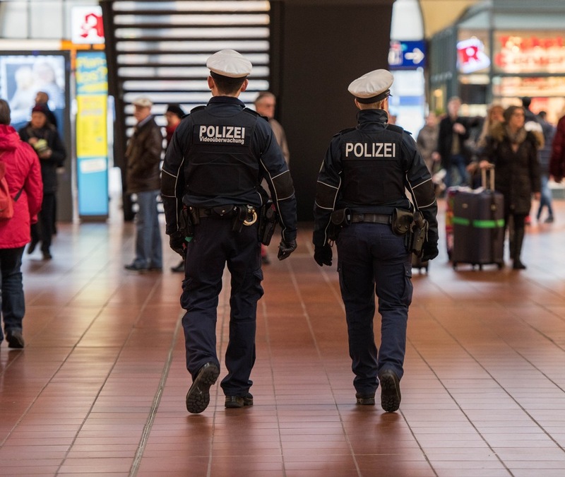 BPOL-HH: Heißhunger auf Schokolade? Frau soll 39 Tafeln Schokolade in einem Supermarkt im Hamburger Hauptbahnhof entwendet haben- - Foto: presseportal.de
