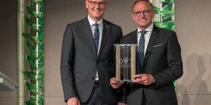 DVT-Award an DRV-Präsident Franz-Josef Holzenkamp verliehen / Mit starker Stimme und Engagement für die Agrar- und Ernährungswirtschaft - Foto: presseportal.de