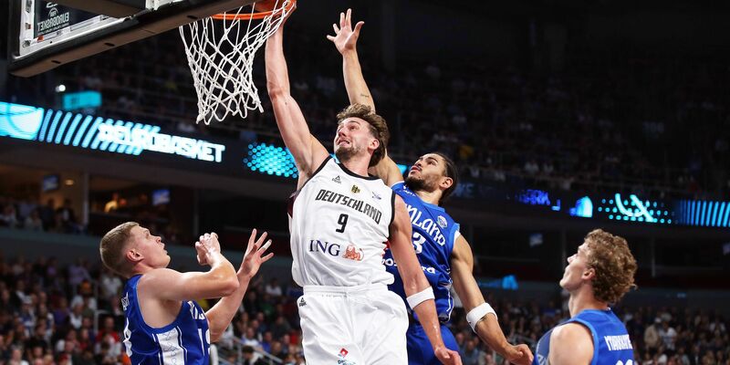 Dennis Schröder will die deutschen Basketballer auch zum EM-Titel führen. - Foto: Matthias Stickel/dpa