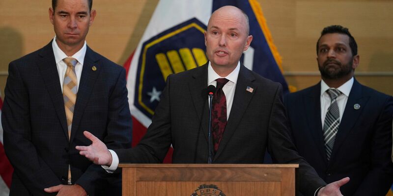 Trauernde kommen zum Tatort. - Foto: Lindsey Wasson/AP/dpa