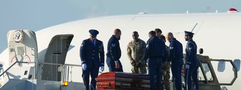 Der Leichnam wurde überführt. - Foto: Ross D. Franklin/AP/dpa