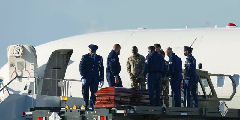 Vizepräsident JD Vance (r), Second Lady Usha Vance (M) und Erika Kirk. (Archivbild) - Foto: Ross D. Franklin/AP/dpa