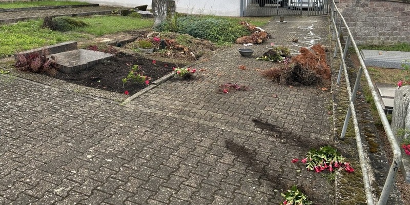 POL-PILEK: Schockierender Vandalismus auf Friedhof - Foto: presseportal.de