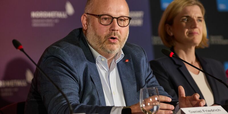 Bezirksleiter Friedrich, hier neben Lürssen-Managerin Lena Ströbele, will Sicherheit für die Beschäftigten der NVL-Werften. (Archivbild)  - Foto: Georg Wendt/dpa