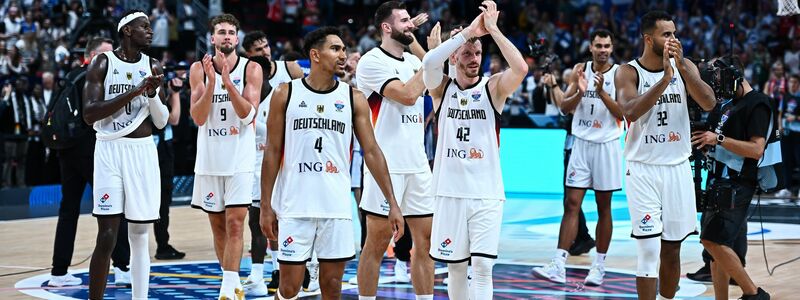 Deutschlands Basketballer feiern den Finaleinzug bei der EM. - Foto: Stefanos Kyriazis/ZUMA Press Wire/dpa