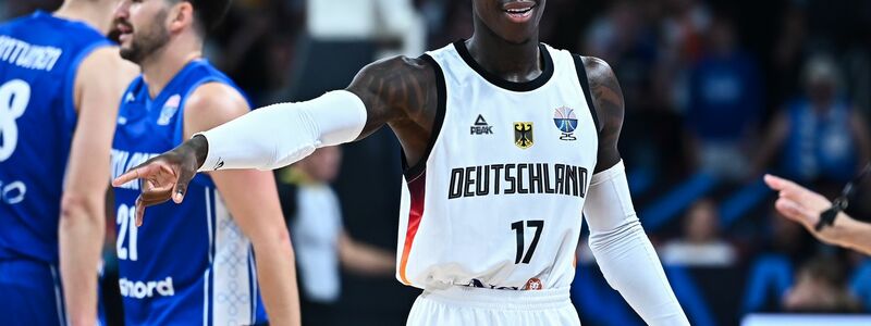 Da geht's lang! Dennis Schröder hat die deutschen Basketballer ins Finale geführt. - Foto: Stefanos Kyriazis/LiveMedia-IPA/ZUMA Press Wire/dpa