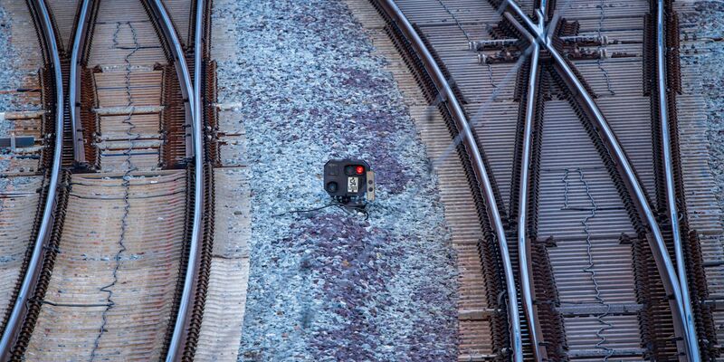 Nach einem Brand an einem Stellwerk in Lehrte ist der Bahnverkehr zwischen Hannover und Berlin eingeschränkt. (Symbolbild) - Foto: Jens Büttner/dpa