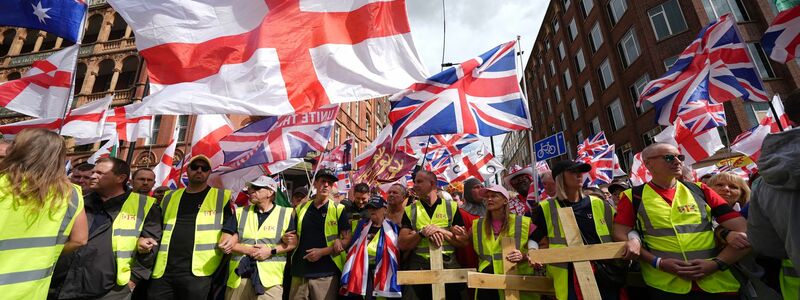 Unter dem Motto «Unite the Kingdom» versammelten sich Zehntausende Menschen in London. - Foto: Lucy North/PA Wire/dpa