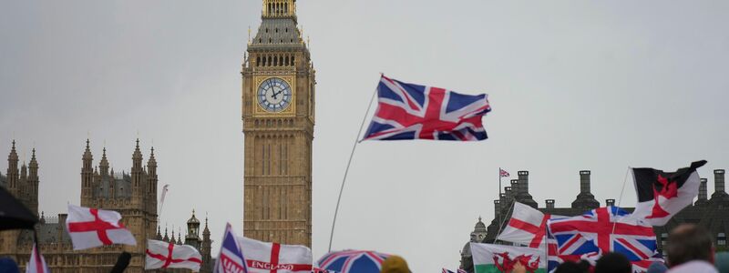 Angeführt und organisiert wurde die rechte Großdemo von dem bekannten britischen Rechtsextremisten Tommy Robinson.  - Foto: Joanna Chan/AP/dpa