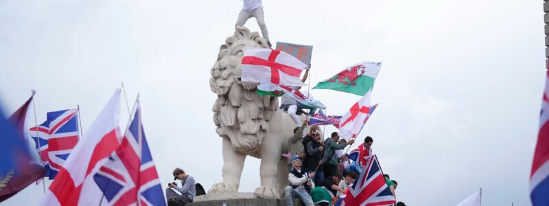 Es ware sowohl der Union Jack - für Großbritannien - als auch die englische Fahne, bekannt von Fußball-Turnieren, zu sehen. - Foto: Joanna Chan/AP/dpa