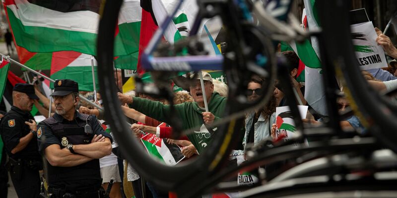 Während der Rundfahrt gab es immer wieder große Proteste. (Archivbild) - Foto: Adrián Irago/EUROPA PRESS/dpa