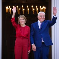 Am Samstag hat Bundespräsident Frank-Walter Steinmeier mit seiner Frau, Elke Büdenbender, viele Gäste beim Bürgerfest im Park von Schloss Bellevue empfangen. Am Sonntag ist Steinmeier beim Finale der Basketball-EM in Riga dabei. - Foto: Bernd von Jutrczenka/dpa