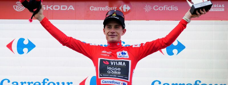 Jonas Vingegaard ist der Triumph kaum noch zu nehmen. - Foto: Manu Fernandez/AP/dpa