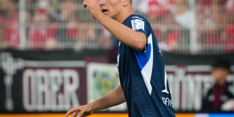 Union-Keeper Rönnow ahnt beim Elfmeter die richtige Ecke.  - Foto: Soeren Stache/dpa