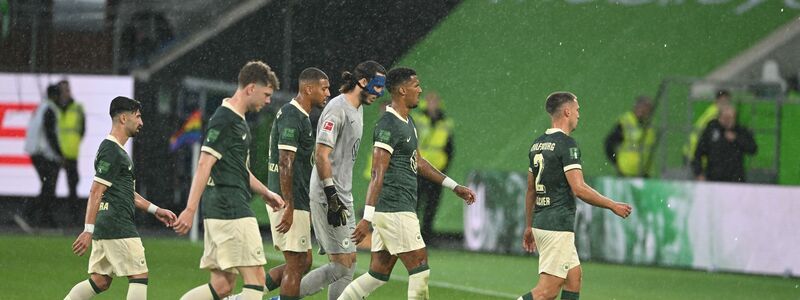 Die Partie von Wolfsburg gegen Köln musste wegen eines Unwetters unterbrochen werden - Foto: dpa