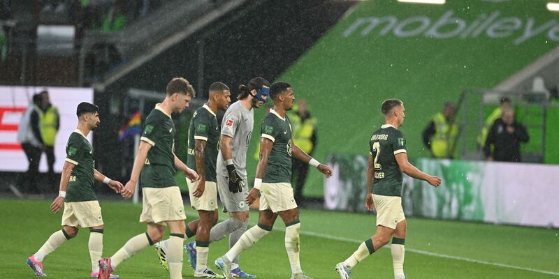 Wolfsburger Jubel: Mohamed Amoura (vorn) und Kilian Fischer nach dem Tor zum 1:1. - Foto: dpa