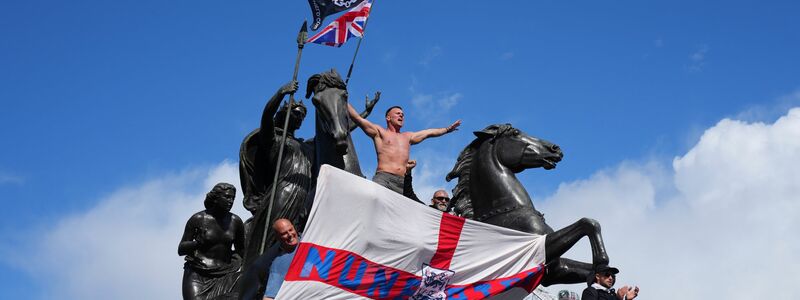 Mehr als 100.000 Menschen folgten dem Aufruf des Rechtsextremisten Tommy Robinson. - Foto: Joanna Chan/AP/dpa