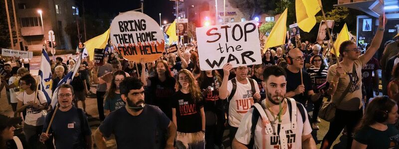 Angehörige der Geiseln in Gaza werfen Israels Premier Netanjahu vor, ein Abkommen zu sabotieren.   - Foto: Mahmoud Illean/AP/dpa