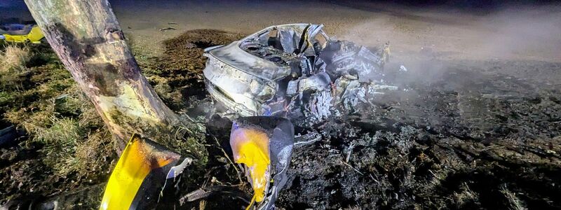 Drei Menschen starben bei diesem Autounfall. (Handout) - Foto: ---/Freiwillige Feuerwehr Bedburg-Hau/dpa