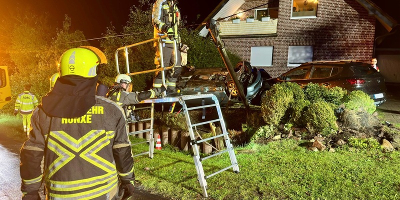 FW Hünxe: Pkw landet im Vorgarten auf dem Dach - Foto: presseportal.de
