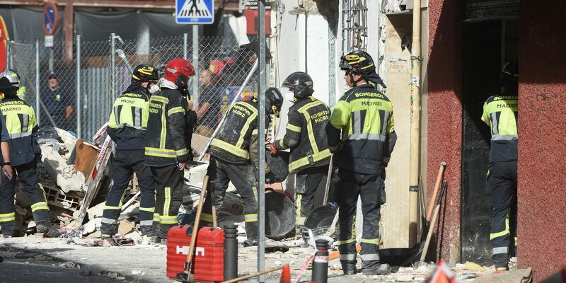 Die Feuerwehr machte Stunden nach der Explosion eine traurige Entdeckung. - Foto: Gustavo Valiente/EUROPA PRESS/dpa