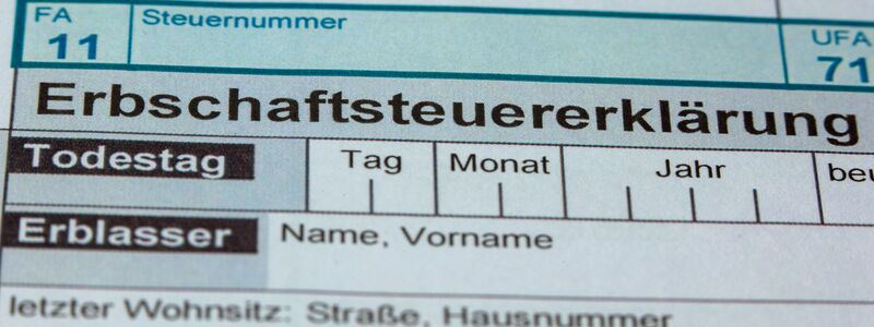 Wer erbt oder Vermögen geschenkt bekommt, muss Steuern zahlen - jedenfalls ab einer Freigrenze. (Symbolbild) - Foto: Jens Büttner/dpa