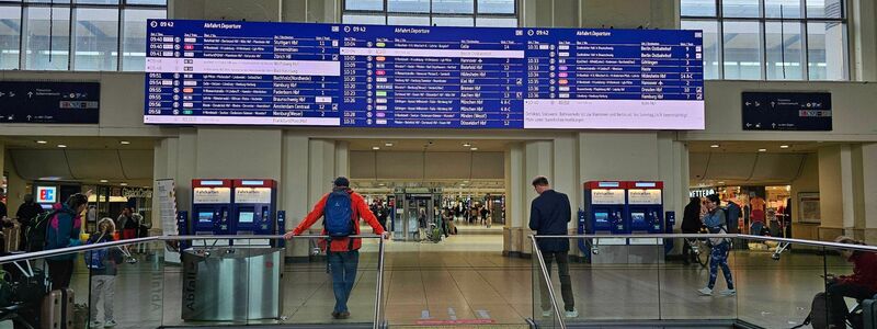 Am Hauptbahnhof Hannover heißt es warten: Auf der Strecke nach Berlin kommt es zu Verspätungen und Ausfällen. - Foto: --/dpa