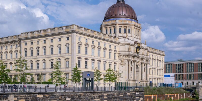 Die Auseinandersetzungen fanden vor dem Gebäude statt. (Archivbild) - Foto: Monika Skolimowska/dpa