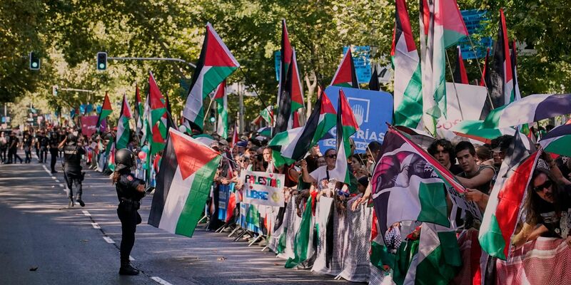Die Proteste sorgten während der gesamten Vuelta für Aufsehen. - Foto: Andrea Comas/AP/dpa
