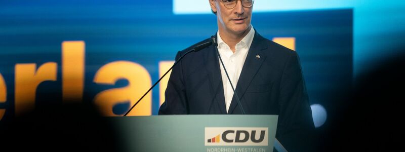 NRW-Ministerpräsident Hendrik Wüst (CDU) hat sich besorgt angesichts des starken Abschneidens der AfD geäußert. - Foto: Fabian Strauch/dpa