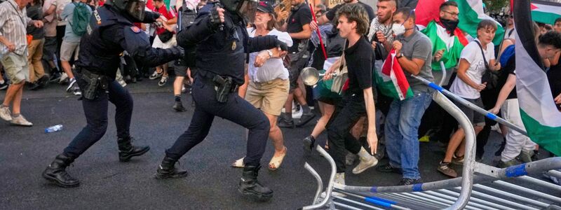 Propalästinensische Demonstranten hatten für den Abbruch der letzten Vuelta-Etappe gesorgt. - Foto: Manu Fernandez/AP/dpa
