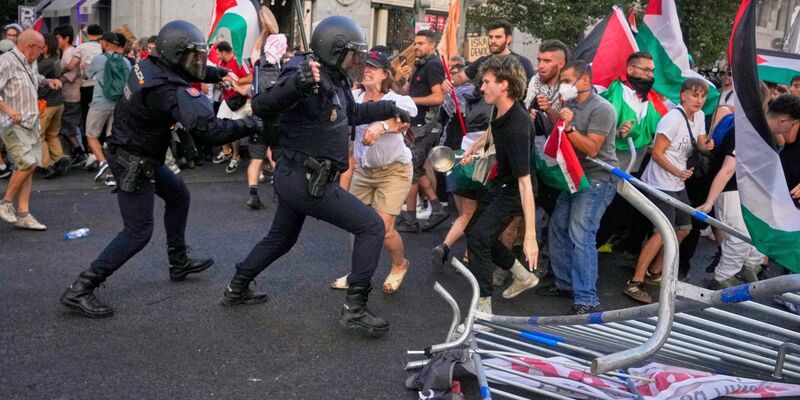 Es kam zu Zusammenstößen zwischen Polizei und Demonstranten. - Foto: Manu Fernandez/AP/dpa