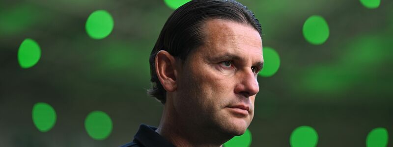 Pfiffe gegen Gerardo Seoane: Der Gladbach-Coach steht unter Druck - Foto: Fabian Strauch/dpa
