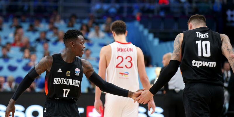 Die Basketballer feiern Gold bei der EM. - Foto: Matthias Stickel/dpa