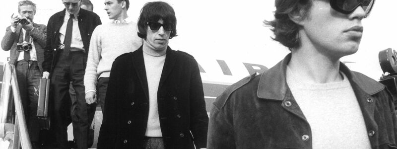 Am Flughafen Tegel verlassen Mick Jagger und Bill Wyman das Flugzeug. (Archivbild) - Foto: Konrad Giehr/dpa