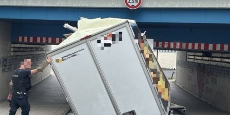 POL-OF: 80 Zentimeter zu hoch: Fahrzeug blieb an Brücke hängen - Foto: presseportal.de