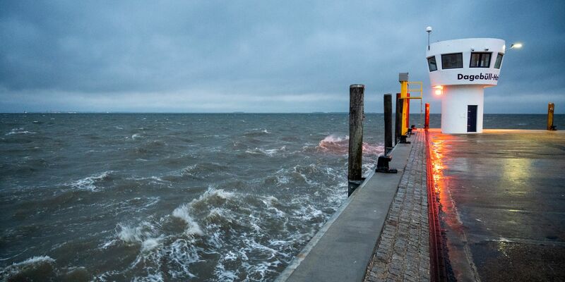Der erste Herbststurm des Jahres zieht über die Nordsee. - Foto: Daniel Bockwoldt/dpa/Daniel Bockwoldt