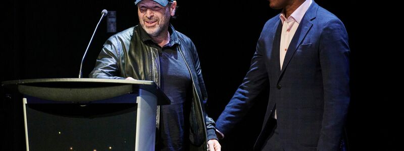 Als besten Dokumentarfilm wählten die Zuschauer «The Road Between Us: The Ultimate Rescue» von Barry Avrich - hier der Regisseur (links) mit Filmfestival-Chef Cameron Bailey. - Foto: Sammy Kogan/Canadian Press via ZUMA Press/dpa