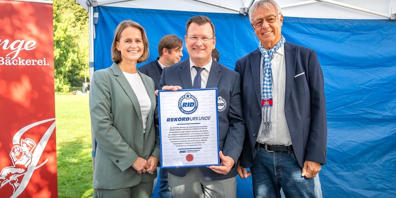 Das längste Franzbrötchen der Welt: Der budni-Tag im Tierpark Hagenbeck - Foto: presseportal.de