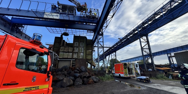 FW-MH: Arbeiter auf Kranbahn verletzt - Feuerwehr rettet Patient aus 12 Metern Höhe über Drehleiter - Foto: presseportal.de