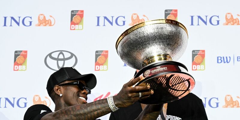 Dennis Schröder und die deutschen Basketballer wurden beim Empfang in Frankfurt für den EM-Titel gefeiert. - Foto: Boris Roessler/dpa