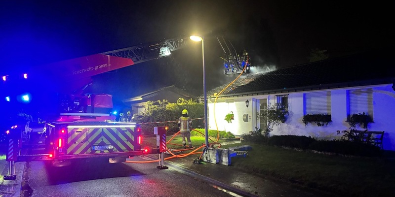FW Gronau: Dachstuhlbrand am Wieselweg - Foto: presseportal.de